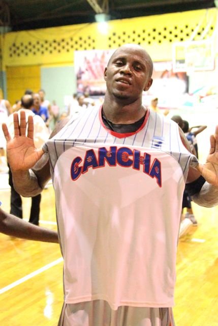 Lennox Mccoy  celebra una de las victorias de La Cancha